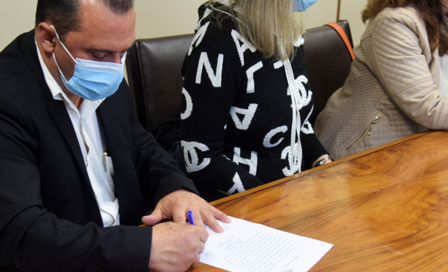 O secretário de Estado da Saúde, Beto Preto, assinou nesta quinta-feira (11) a liberação de R$ 60 milhões para o Consórcio Metropolitano de Saúde do Paraná (Comesp) das Regiões Sul e Norte, por meio do programa de Qualificação dos Consórcios Intermunicipais de Saúde (Qualicis), que deverá ser repassado em 48 parcelas. -  Curitiba, 11/11/2021 - Foto: Américo Antonio/SESA