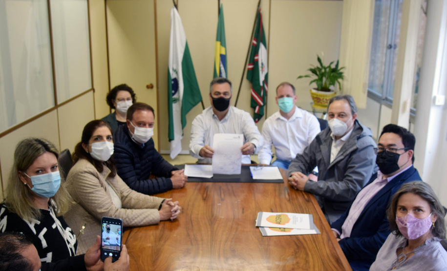 O secretário de Estado da Saúde, Beto Preto, assinou nesta quinta-feira (11) a liberação de R$ 60 milhões para o Consórcio Metropolitano de Saúde do Paraná (Comesp) das Regiões Sul e Norte, por meio do programa de Qualificação dos Consórcios Intermunicipais de Saúde (Qualicis), que deverá ser repassado em 48 parcelas. -  Curitiba, 11/11/2021 - Foto: Américo Antonio/SESA