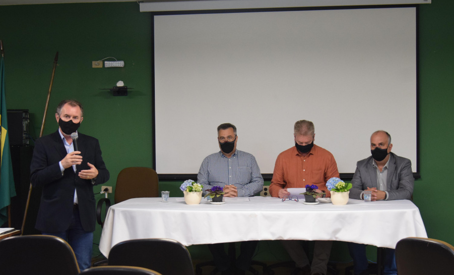 Formandos do primeiro curso de Especialização em Auditoria do SUS receberam na noite desta terça-feira (23) o diploma que permitirá atuar no controle, avaliação e auditoria dos recursos do Sistema Único de Saúde (SUS). Trinta alunos participaram da solenidade realizada no auditório da Escola de Saúde Pública do Paraná (ESPP). - Curitiba, 24/11/2021 - Foto: Américo Antonio/SESA