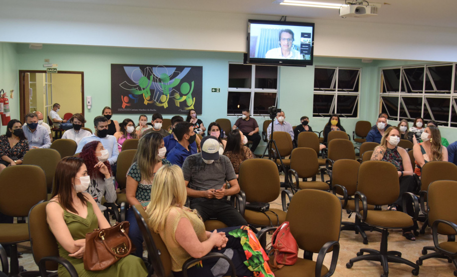 Formandos do primeiro curso de Especialização em Auditoria do SUS receberam na noite desta terça-feira (23) o diploma que permitirá atuar no controle, avaliação e auditoria dos recursos do Sistema Único de Saúde (SUS). Trinta alunos participaram da solenidade realizada no auditório da Escola de Saúde Pública do Paraná (ESPP). - Curitiba, 24/11/2021 - Foto: Américo Antonio/SESA