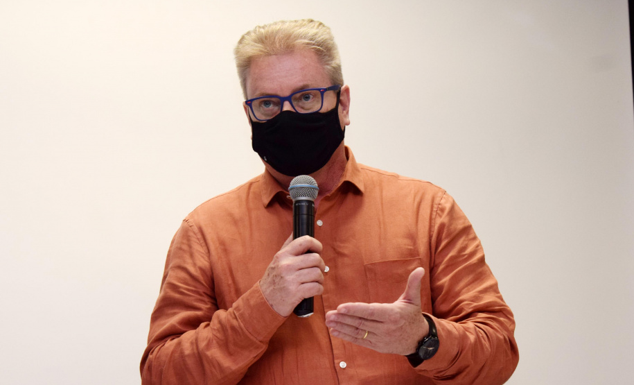 Formandos do primeiro curso de Especialização em Auditoria do SUS receberam na noite desta terça-feira (23) o diploma que permitirá atuar no controle, avaliação e auditoria dos recursos do Sistema Único de Saúde (SUS). Trinta alunos participaram da solenidade realizada no auditório da Escola de Saúde Pública do Paraná (ESPP). - Curitiba, 24/11/2021 - Foto: Américo Antonio/SESA