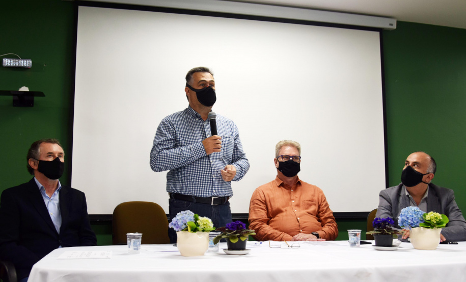 Formandos do primeiro curso de Especialização em Auditoria do SUS receberam na noite desta terça-feira (23) o diploma que permitirá atuar no controle, avaliação e auditoria dos recursos do Sistema Único de Saúde (SUS). Trinta alunos participaram da solenidade realizada no auditório da Escola de Saúde Pública do Paraná (ESPP). - Curitiba, 24/11/2021 - Foto: Américo Antonio/SESA