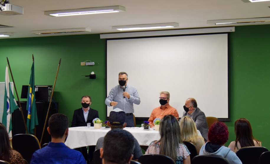 Formandos do primeiro curso de Especialização em Auditoria do SUS receberam na noite desta terça-feira (23) o diploma que permitirá atuar no controle, avaliação e auditoria dos recursos do Sistema Único de Saúde (SUS). Trinta alunos participaram da solenidade realizada no auditório da Escola de Saúde Pública do Paraná (ESPP). - Curitiba, 24/11/2021 - Foto: Américo Antonio/SESA