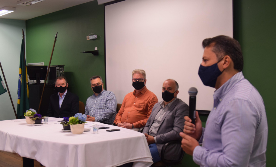 Formandos do primeiro curso de Especialização em Auditoria do SUS receberam na noite desta terça-feira (23) o diploma que permitirá atuar no controle, avaliação e auditoria dos recursos do Sistema Único de Saúde (SUS). Trinta alunos participaram da solenidade realizada no auditório da Escola de Saúde Pública do Paraná (ESPP). - Curitiba, 24/11/2021 - Foto: Américo Antonio/SESA