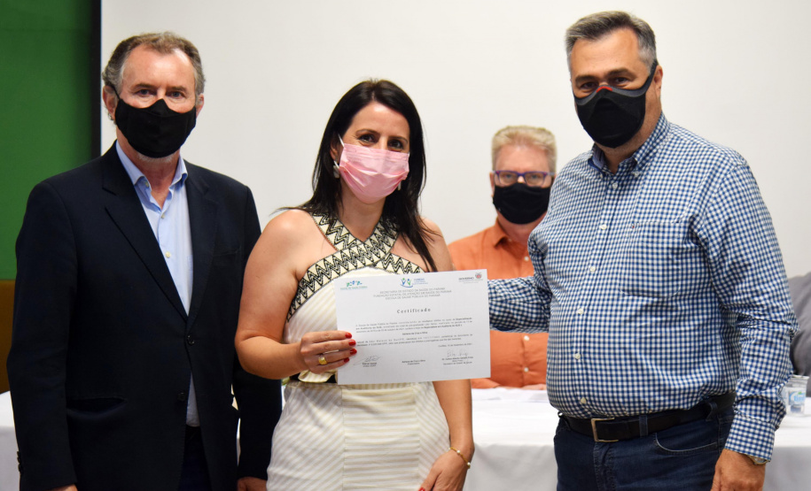 Formandos do primeiro curso de Especialização em Auditoria do SUS receberam na noite desta terça-feira (23) o diploma que permitirá atuar no controle, avaliação e auditoria dos recursos do Sistema Único de Saúde (SUS). Trinta alunos participaram da solenidade realizada no auditório da Escola de Saúde Pública do Paraná (ESPP). - Curitiba, 24/11/2021 - Foto: Américo Antonio/SESA