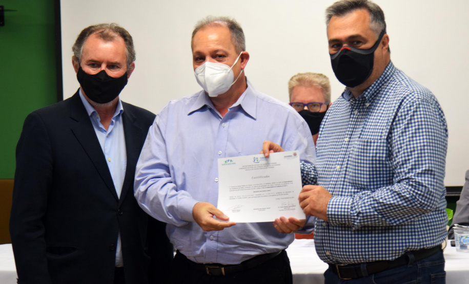 Formandos do primeiro curso de Especialização em Auditoria do SUS receberam na noite desta terça-feira (23) o diploma que permitirá atuar no controle, avaliação e auditoria dos recursos do Sistema Único de Saúde (SUS). Trinta alunos participaram da solenidade realizada no auditório da Escola de Saúde Pública do Paraná (ESPP). - Curitiba, 24/11/2021 - Foto: Américo Antonio/SESA