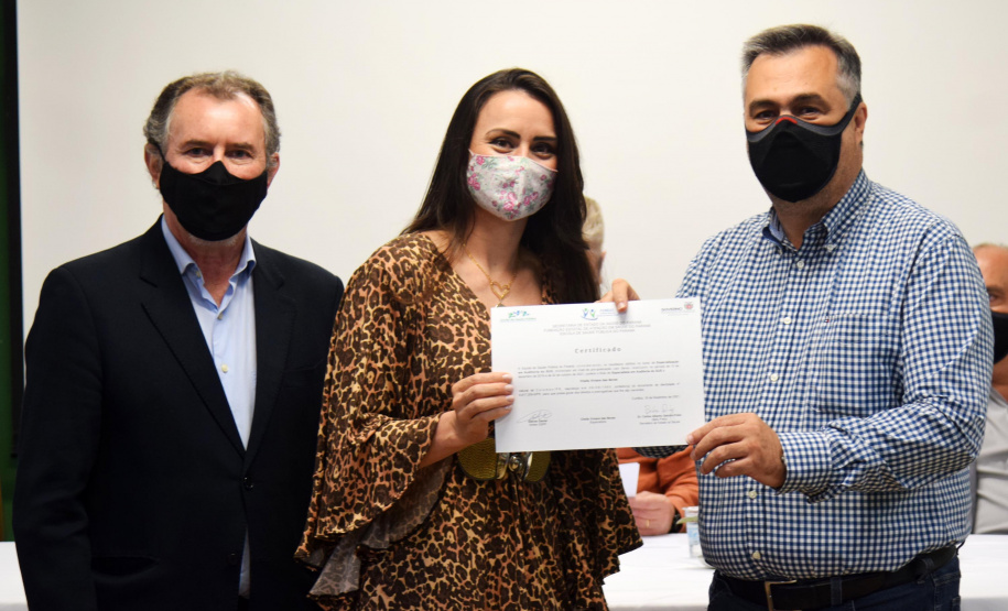 Formandos do primeiro curso de Especialização em Auditoria do SUS receberam na noite desta terça-feira (23) o diploma que permitirá atuar no controle, avaliação e auditoria dos recursos do Sistema Único de Saúde (SUS). Trinta alunos participaram da solenidade realizada no auditório da Escola de Saúde Pública do Paraná (ESPP). - Curitiba, 24/11/2021 - Foto: Américo Antonio/SESA