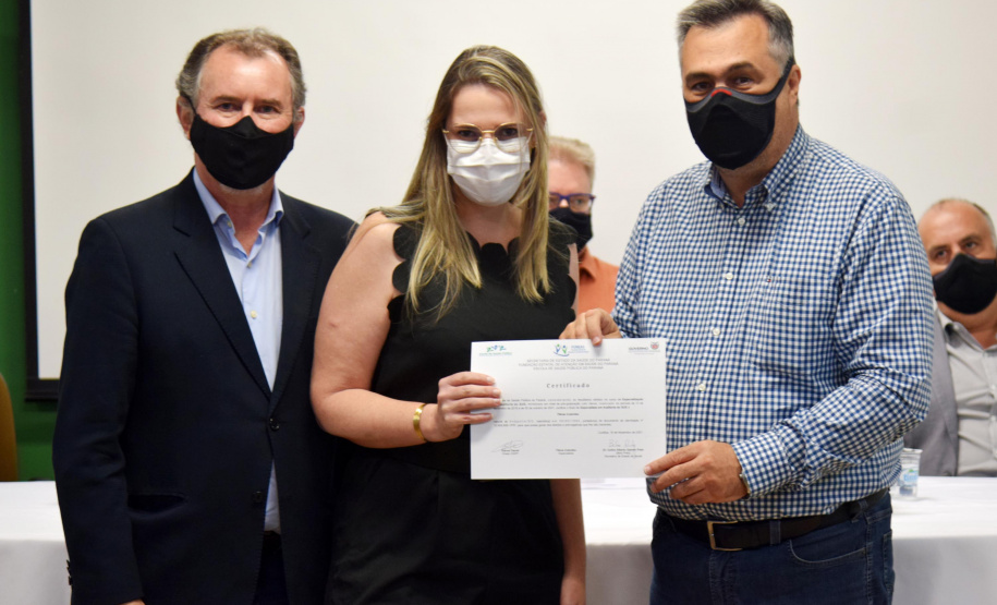 Formandos do primeiro curso de Especialização em Auditoria do SUS receberam na noite desta terça-feira (23) o diploma que permitirá atuar no controle, avaliação e auditoria dos recursos do Sistema Único de Saúde (SUS). Trinta alunos participaram da solenidade realizada no auditório da Escola de Saúde Pública do Paraná (ESPP). - Curitiba, 24/11/2021 - Foto: Américo Antonio/SESA