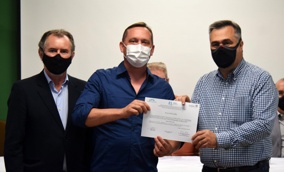 Formandos do primeiro curso de Especialização em Auditoria do SUS receberam na noite desta terça-feira (23) o diploma que permitirá atuar no controle, avaliação e auditoria dos recursos do Sistema Único de Saúde (SUS). Trinta alunos participaram da solenidade realizada no auditório da Escola de Saúde Pública do Paraná (ESPP). - Curitiba, 24/11/2021 - Foto: Américo Antonio/SESA