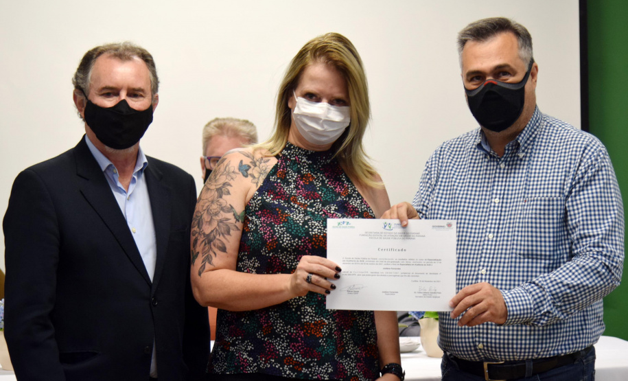 Formandos do primeiro curso de Especialização em Auditoria do SUS receberam na noite desta terça-feira (23) o diploma que permitirá atuar no controle, avaliação e auditoria dos recursos do Sistema Único de Saúde (SUS). Trinta alunos participaram da solenidade realizada no auditório da Escola de Saúde Pública do Paraná (ESPP). - Curitiba, 24/11/2021 - Foto: Américo Antonio/SESA