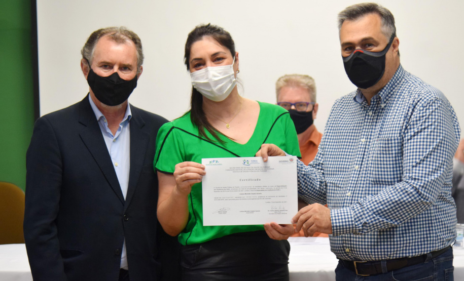 Formandos do primeiro curso de Especialização em Auditoria do SUS receberam na noite desta terça-feira (23) o diploma que permitirá atuar no controle, avaliação e auditoria dos recursos do Sistema Único de Saúde (SUS). Trinta alunos participaram da solenidade realizada no auditório da Escola de Saúde Pública do Paraná (ESPP). - Curitiba, 24/11/2021 - Foto: Américo Antonio/SESA