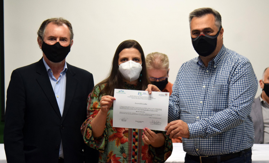 Formandos do primeiro curso de Especialização em Auditoria do SUS receberam na noite desta terça-feira (23) o diploma que permitirá atuar no controle, avaliação e auditoria dos recursos do Sistema Único de Saúde (SUS). Trinta alunos participaram da solenidade realizada no auditório da Escola de Saúde Pública do Paraná (ESPP). - Curitiba, 24/11/2021 - Foto: Américo Antonio/SESA