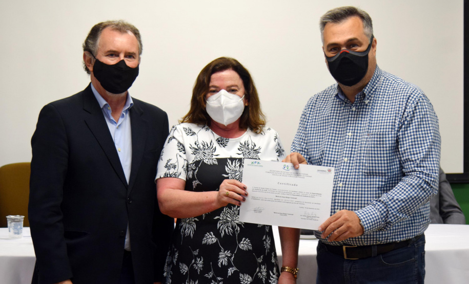 Formandos do primeiro curso de Especialização em Auditoria do SUS receberam na noite desta terça-feira (23) o diploma que permitirá atuar no controle, avaliação e auditoria dos recursos do Sistema Único de Saúde (SUS). Trinta alunos participaram da solenidade realizada no auditório da Escola de Saúde Pública do Paraná (ESPP). - Curitiba, 24/11/2021 - Foto: Américo Antonio/SESA