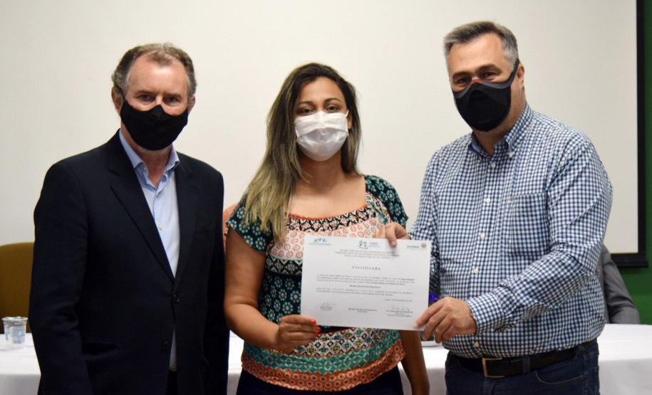 Formandos do primeiro curso de Especialização em Auditoria do SUS receberam na noite desta terça-feira (23) o diploma que permitirá atuar no controle, avaliação e auditoria dos recursos do Sistema Único de Saúde (SUS). Trinta alunos participaram da solenidade realizada no auditório da Escola de Saúde Pública do Paraná (ESPP). - Curitiba, 24/11/2021 - Foto: Américo Antonio/SESA