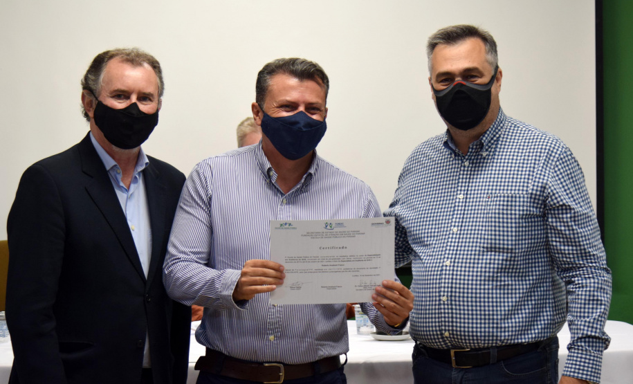 Formandos do primeiro curso de Especialização em Auditoria do SUS receberam na noite desta terça-feira (23) o diploma que permitirá atuar no controle, avaliação e auditoria dos recursos do Sistema Único de Saúde (SUS). Trinta alunos participaram da solenidade realizada no auditório da Escola de Saúde Pública do Paraná (ESPP). - Curitiba, 24/11/2021 - Foto: Américo Antonio/SESA