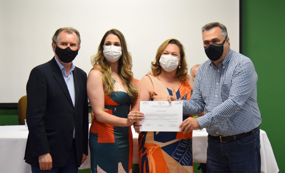 Formandos do primeiro curso de Especialização em Auditoria do SUS receberam na noite desta terça-feira (23) o diploma que permitirá atuar no controle, avaliação e auditoria dos recursos do Sistema Único de Saúde (SUS). Trinta alunos participaram da solenidade realizada no auditório da Escola de Saúde Pública do Paraná (ESPP). - Curitiba, 24/11/2021 - Foto: Américo Antonio/SESA