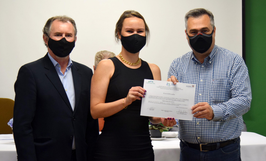 Formandos do primeiro curso de Especialização em Auditoria do SUS receberam na noite desta terça-feira (23) o diploma que permitirá atuar no controle, avaliação e auditoria dos recursos do Sistema Único de Saúde (SUS). Trinta alunos participaram da solenidade realizada no auditório da Escola de Saúde Pública do Paraná (ESPP). - Curitiba, 24/11/2021 - Foto: Américo Antonio/SESA