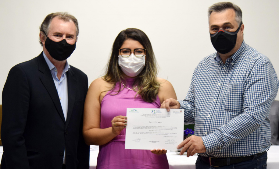 Formandos do primeiro curso de Especialização em Auditoria do SUS receberam na noite desta terça-feira (23) o diploma que permitirá atuar no controle, avaliação e auditoria dos recursos do Sistema Único de Saúde (SUS). Trinta alunos participaram da solenidade realizada no auditório da Escola de Saúde Pública do Paraná (ESPP). - Curitiba, 24/11/2021 - Foto: Américo Antonio/SESA