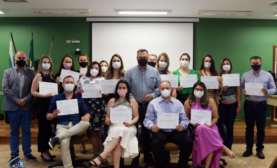 Formandos do primeiro curso de Especialização em Auditoria do SUS receberam na noite desta terça-feira (23) o diploma que permitirá atuar no controle, avaliação e auditoria dos recursos do Sistema Único de Saúde (SUS). Trinta alunos participaram da solenidade realizada no auditório da Escola de Saúde Pública do Paraná (ESPP). - Curitiba, 24/11/2021 - Foto: Américo Antonio/SESA