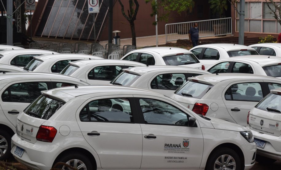 A Secretaria de Estado da Saúde (Sesa) entregou 47 veículos para a Estratégia da Saúde da Família (ESF) e assinou convênio de R$ 5 milhões para o programa de Qualificação dos Consórcios Intermunicipais de Saúde (Qualicis) aos 21 municípios de abrangência da 12ª Regional de Saúde de Umuarama.  -  Umuarama, 25/11/2021 - Foto: Américo Antonio/SESA