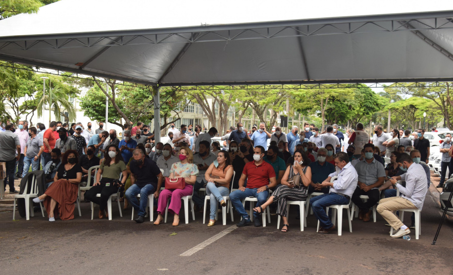 A Secretaria de Estado da Saúde (Sesa) entregou 47 veículos para a Estratégia da Saúde da Família (ESF) e assinou convênio de R$ 5 milhões para o programa de Qualificação dos Consórcios Intermunicipais de Saúde (Qualicis) aos 21 municípios de abrangência da 12ª Regional de Saúde de Umuarama.  -  Umuarama, 25/11/2021 - Foto: Américo Antonio/SESA