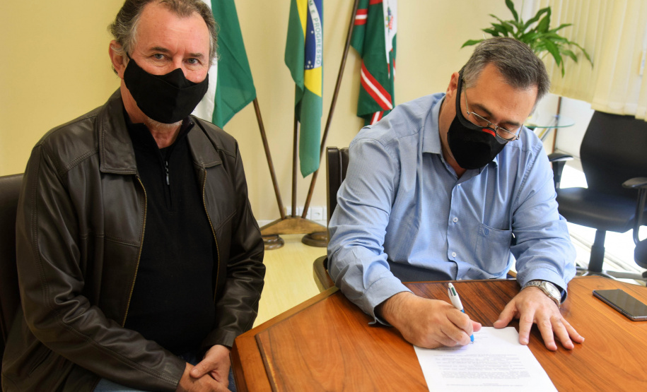 O secretário de Estado da Saúde, Beto Preto, assinou nesta sexta-feira (12) um termo de responsabilidade de apoio à implantação de residência médica de psiquiatria do Hospital Adauto Botelho, no município de Pinhais, Região Metropolitana de Curitiba, no próximo ano. - Curitiba, 12/11/2021 - Foto: Américo Antonio/SESA