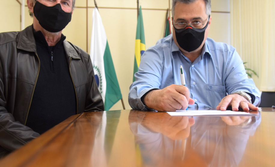 O secretário de Estado da Saúde, Beto Preto, assinou nesta sexta-feira (12) um termo de responsabilidade de apoio à implantação de residência médica de psiquiatria do Hospital Adauto Botelho, no município de Pinhais, Região Metropolitana de Curitiba, no próximo ano. - Curitiba, 12/11/2021 - Foto: Américo Antonio/SESA