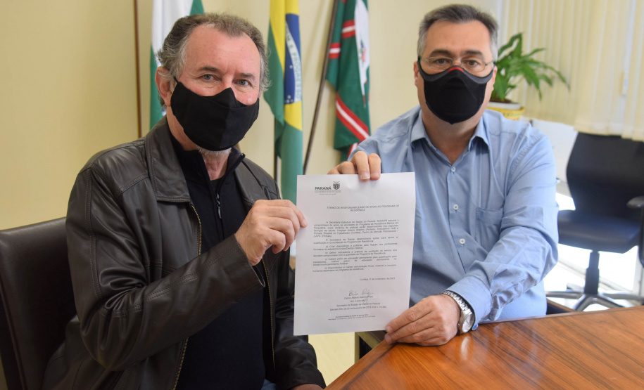 O secretário de Estado da Saúde, Beto Preto, assinou nesta sexta-feira (12) um termo de responsabilidade de apoio à implantação de residência médica de psiquiatria do Hospital Adauto Botelho, no município de Pinhais, Região Metropolitana de Curitiba, no próximo ano. - Curitiba, 12/11/2021 - Foto: Américo Antonio/SESA