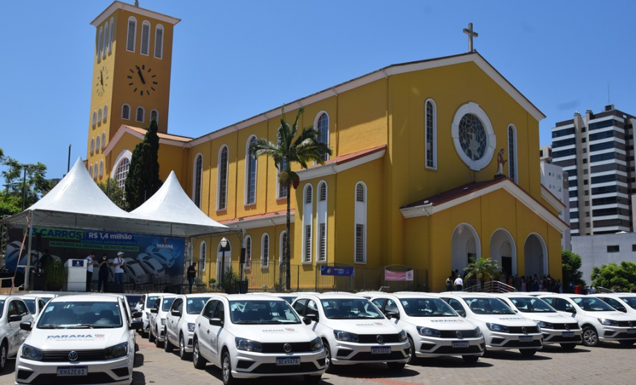 O Governo do Estado realizou mais uma entrega dos carros para Estratégia da Saúde da Família (ESF) neste sábado (13). Agora, os 15 municípios da 7ª Regional de Saúde de Pato Branco foram beneficiados com a doação de 43 automóveis, em um investimento de mais de R$ 1,4 milhão. - Pato Branco, 13/11/2021 - Foto: Américo Antonio/SESA