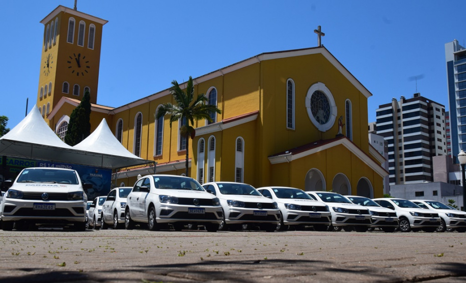 O Governo do Estado realizou mais uma entrega dos carros para Estratégia da Saúde da Família (ESF) neste sábado (13). Agora, os 15 municípios da 7ª Regional de Saúde de Pato Branco foram beneficiados com a doação de 43 automóveis, em um investimento de mais de R$ 1,4 milhão. - Pato Branco, 13/11/2021 - Foto: Américo Antonio/SESA