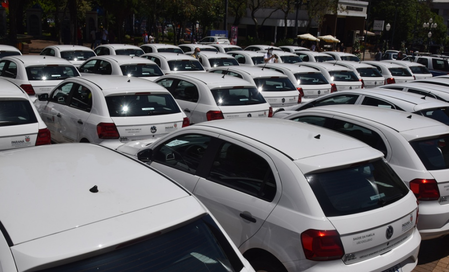 O Governo do Estado realizou mais uma entrega dos carros para Estratégia da Saúde da Família (ESF) neste sábado (13). Agora, os 15 municípios da 7ª Regional de Saúde de Pato Branco foram beneficiados com a doação de 43 automóveis, em um investimento de mais de R$ 1,4 milhão. - Pato Branco, 13/11/2021 - Foto: Américo Antonio/SESA