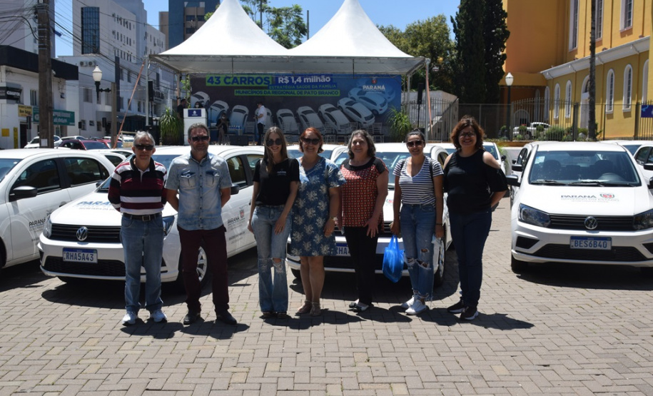 O Governo do Estado realizou mais uma entrega dos carros para Estratégia da Saúde da Família (ESF) neste sábado (13). Agora, os 15 municípios da 7ª Regional de Saúde de Pato Branco foram beneficiados com a doação de 43 automóveis, em um investimento de mais de R$ 1,4 milhão. - Pato Branco, 13/11/2021 - Foto: Américo Antonio/SESA