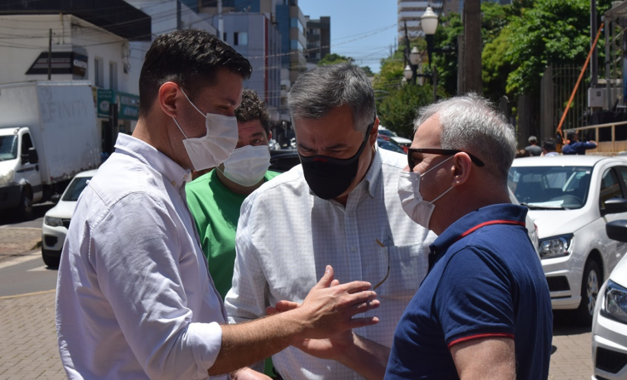 O Governo do Estado realizou mais uma entrega dos carros para Estratégia da Saúde da Família (ESF) neste sábado (13). Agora, os 15 municípios da 7ª Regional de Saúde de Pato Branco foram beneficiados com a doação de 43 automóveis, em um investimento de mais de R$ 1,4 milhão. - Pato Branco, 13/11/2021 - Foto: Américo Antonio/SESA