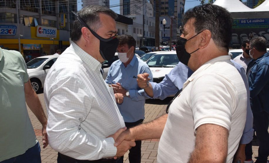 O Governo do Estado realizou mais uma entrega dos carros para Estratégia da Saúde da Família (ESF) neste sábado (13). Agora, os 15 municípios da 7ª Regional de Saúde de Pato Branco foram beneficiados com a doação de 43 automóveis, em um investimento de mais de R$ 1,4 milhão. - Pato Branco, 13/11/2021 - Foto: Américo Antonio/SESA