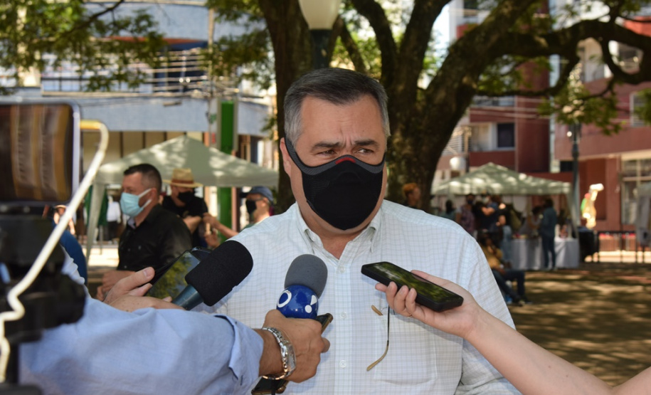 O Governo do Estado realizou mais uma entrega dos carros para Estratégia da Saúde da Família (ESF) neste sábado (13). Agora, os 15 municípios da 7ª Regional de Saúde de Pato Branco foram beneficiados com a doação de 43 automóveis, em um investimento de mais de R$ 1,4 milhão. - Pato Branco, 13/11/2021 - Foto: Américo Antonio/SESA