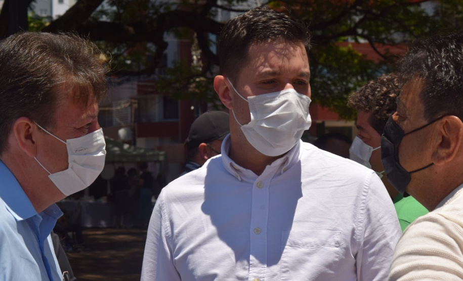 O Governo do Estado realizou mais uma entrega dos carros para Estratégia da Saúde da Família (ESF) neste sábado (13). Agora, os 15 municípios da 7ª Regional de Saúde de Pato Branco foram beneficiados com a doação de 43 automóveis, em um investimento de mais de R$ 1,4 milhão. - Pato Branco, 13/11/2021 - Foto: Américo Antonio/SESA