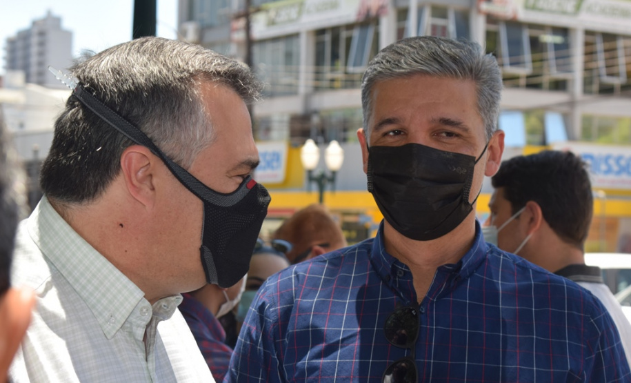 O Governo do Estado realizou mais uma entrega dos carros para Estratégia da Saúde da Família (ESF) neste sábado (13). Agora, os 15 municípios da 7ª Regional de Saúde de Pato Branco foram beneficiados com a doação de 43 automóveis, em um investimento de mais de R$ 1,4 milhão. - Pato Branco, 13/11/2021 - Foto: Américo Antonio/SESA