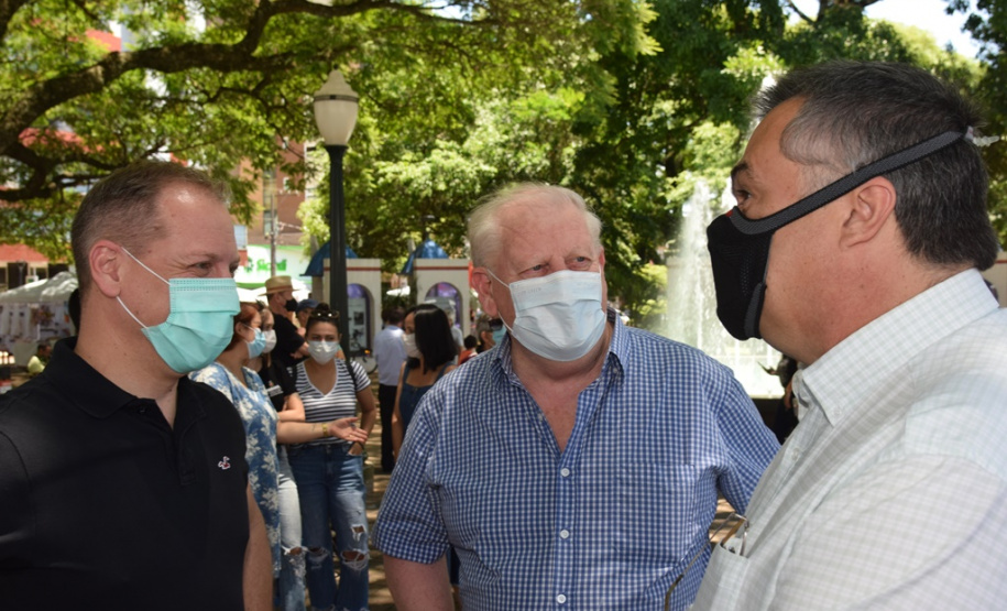 O Governo do Estado realizou mais uma entrega dos carros para Estratégia da Saúde da Família (ESF) neste sábado (13). Agora, os 15 municípios da 7ª Regional de Saúde de Pato Branco foram beneficiados com a doação de 43 automóveis, em um investimento de mais de R$ 1,4 milhão. - Pato Branco, 13/11/2021 - Foto: Américo Antonio/SESA