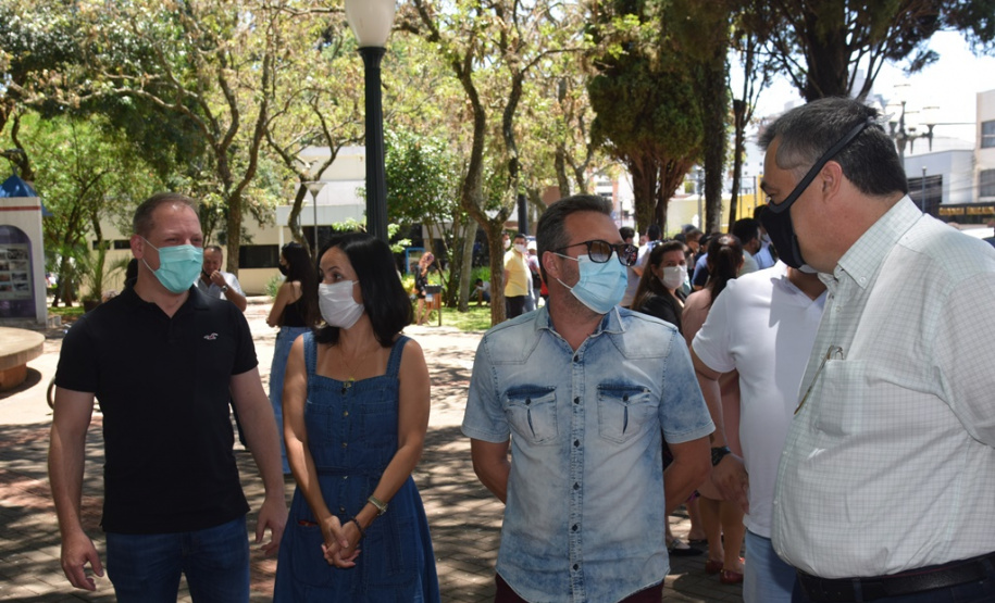 O Governo do Estado realizou mais uma entrega dos carros para Estratégia da Saúde da Família (ESF) neste sábado (13). Agora, os 15 municípios da 7ª Regional de Saúde de Pato Branco foram beneficiados com a doação de 43 automóveis, em um investimento de mais de R$ 1,4 milhão. - Pato Branco, 13/11/2021 - Foto: Américo Antonio/SESA