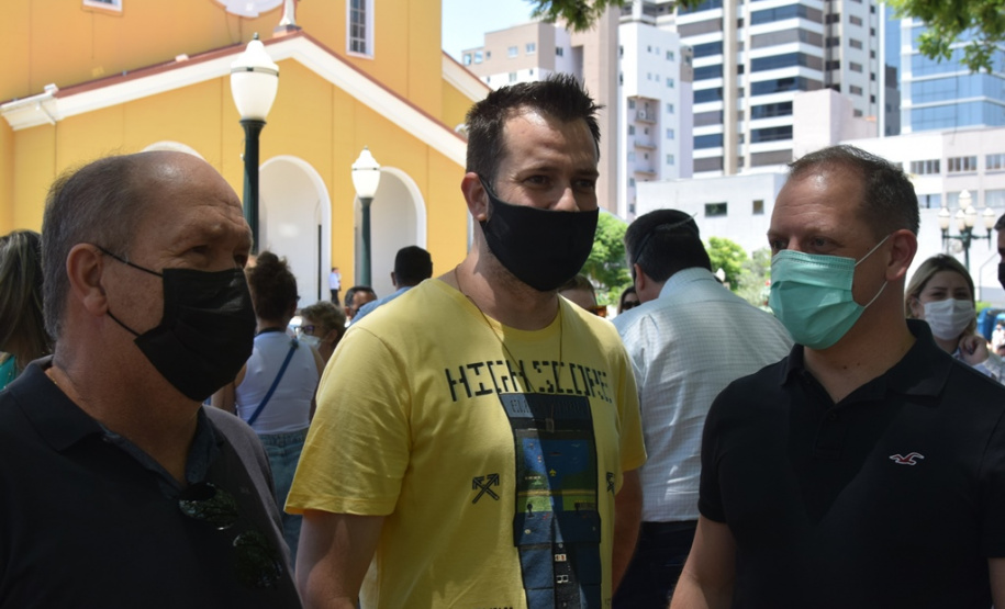 O Governo do Estado realizou mais uma entrega dos carros para Estratégia da Saúde da Família (ESF) neste sábado (13). Agora, os 15 municípios da 7ª Regional de Saúde de Pato Branco foram beneficiados com a doação de 43 automóveis, em um investimento de mais de R$ 1,4 milhão. - Pato Branco, 13/11/2021 - Foto: Américo Antonio/SESA