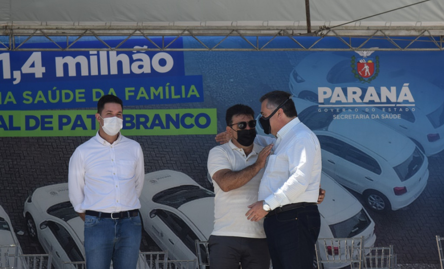 O Governo do Estado realizou mais uma entrega dos carros para Estratégia da Saúde da Família (ESF) neste sábado (13). Agora, os 15 municípios da 7ª Regional de Saúde de Pato Branco foram beneficiados com a doação de 43 automóveis, em um investimento de mais de R$ 1,4 milhão. - Pato Branco, 13/11/2021 - Foto: Américo Antonio/SESA