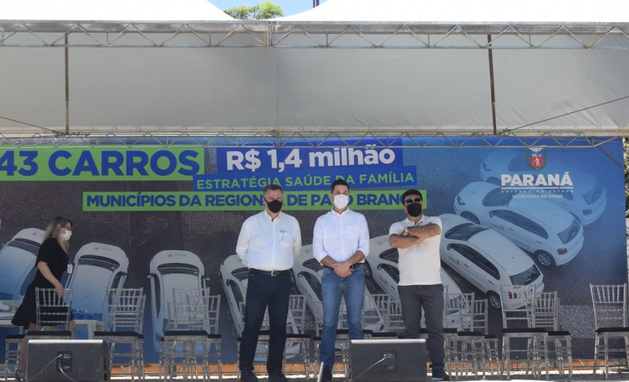 O Governo do Estado realizou mais uma entrega dos carros para Estratégia da Saúde da Família (ESF) neste sábado (13). Agora, os 15 municípios da 7ª Regional de Saúde de Pato Branco foram beneficiados com a doação de 43 automóveis, em um investimento de mais de R$ 1,4 milhão. - Pato Branco, 13/11/2021 - Foto: Américo Antonio/SESA