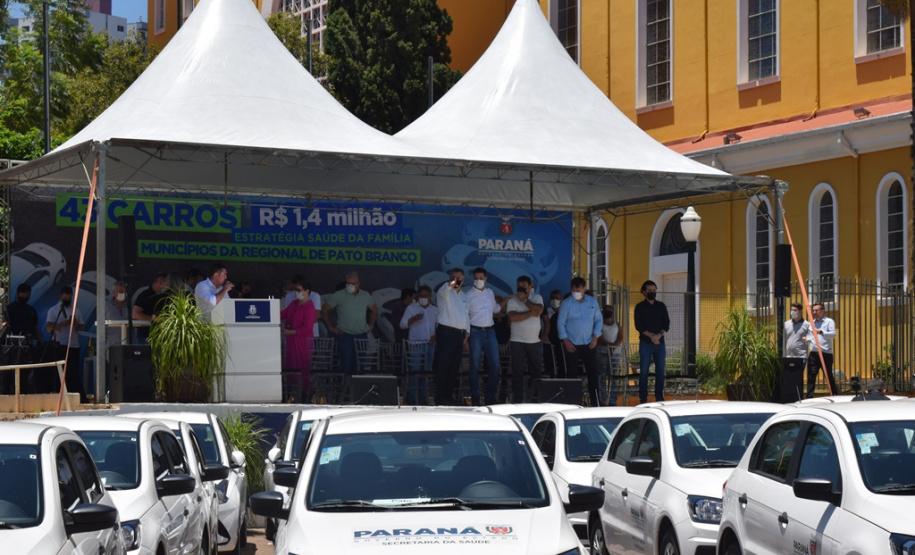 O Governo do Estado realizou mais uma entrega dos carros para Estratégia da Saúde da Família (ESF) neste sábado (13). Agora, os 15 municípios da 7ª Regional de Saúde de Pato Branco foram beneficiados com a doação de 43 automóveis, em um investimento de mais de R$ 1,4 milhão. - Pato Branco, 13/11/2021 - Foto: Américo Antonio/SESA