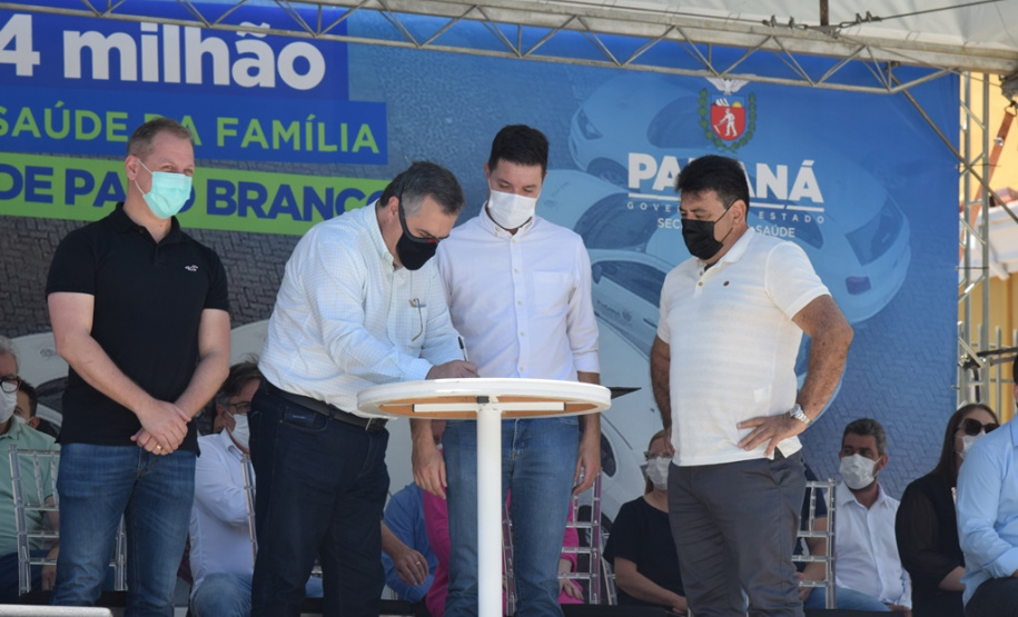 O Governo do Estado realizou mais uma entrega dos carros para Estratégia da Saúde da Família (ESF) neste sábado (13). Agora, os 15 municípios da 7ª Regional de Saúde de Pato Branco foram beneficiados com a doação de 43 automóveis, em um investimento de mais de R$ 1,4 milhão. - Pato Branco, 13/11/2021 - Foto: Américo Antonio/SESA