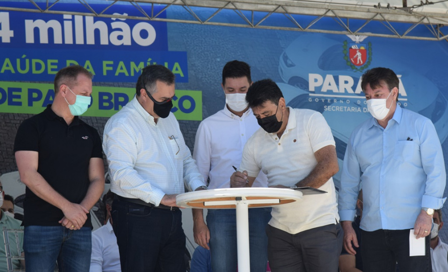 O Governo do Estado realizou mais uma entrega dos carros para Estratégia da Saúde da Família (ESF) neste sábado (13). Agora, os 15 municípios da 7ª Regional de Saúde de Pato Branco foram beneficiados com a doação de 43 automóveis, em um investimento de mais de R$ 1,4 milhão. - Pato Branco, 13/11/2021 - Foto: Américo Antonio/SESA
