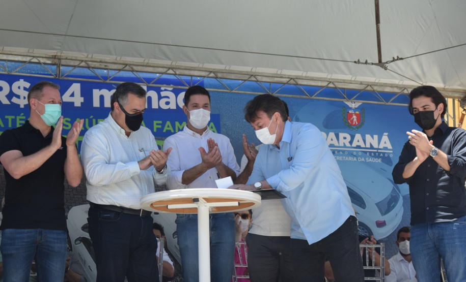 O Governo do Estado realizou mais uma entrega dos carros para Estratégia da Saúde da Família (ESF) neste sábado (13). Agora, os 15 municípios da 7ª Regional de Saúde de Pato Branco foram beneficiados com a doação de 43 automóveis, em um investimento de mais de R$ 1,4 milhão. - Pato Branco, 13/11/2021 - Foto: Américo Antonio/SESA