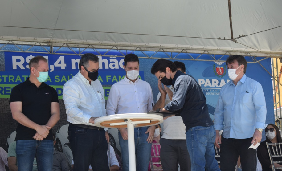 O Governo do Estado realizou mais uma entrega dos carros para Estratégia da Saúde da Família (ESF) neste sábado (13). Agora, os 15 municípios da 7ª Regional de Saúde de Pato Branco foram beneficiados com a doação de 43 automóveis, em um investimento de mais de R$ 1,4 milhão. - Pato Branco, 13/11/2021 - Foto: Américo Antonio/SESA