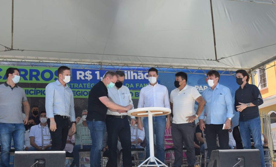 O Governo do Estado realizou mais uma entrega dos carros para Estratégia da Saúde da Família (ESF) neste sábado (13). Agora, os 15 municípios da 7ª Regional de Saúde de Pato Branco foram beneficiados com a doação de 43 automóveis, em um investimento de mais de R$ 1,4 milhão. - Pato Branco, 13/11/2021 - Foto: Américo Antonio/SESA