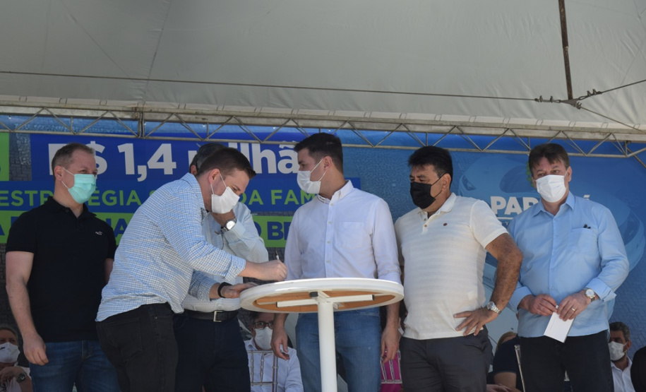 O Governo do Estado realizou mais uma entrega dos carros para Estratégia da Saúde da Família (ESF) neste sábado (13). Agora, os 15 municípios da 7ª Regional de Saúde de Pato Branco foram beneficiados com a doação de 43 automóveis, em um investimento de mais de R$ 1,4 milhão. - Pato Branco, 13/11/2021 - Foto: Américo Antonio/SESA