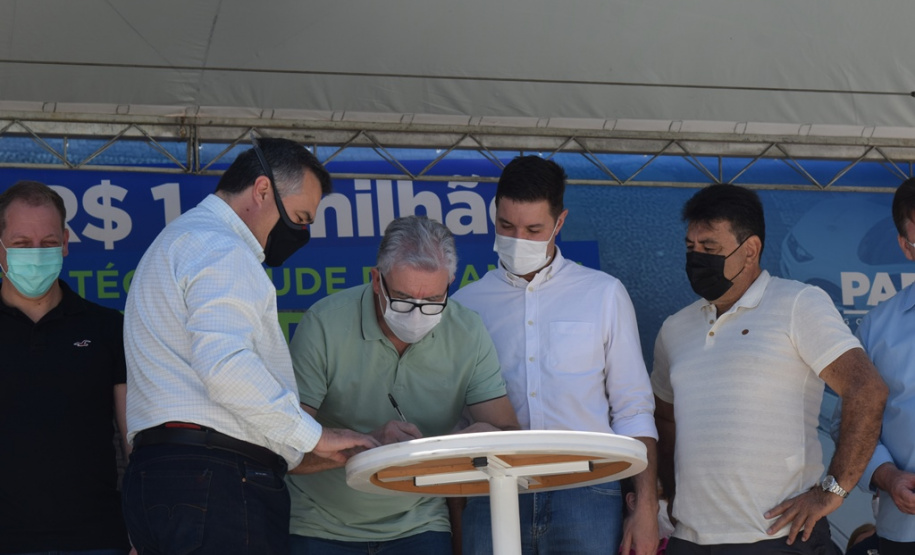 O Governo do Estado realizou mais uma entrega dos carros para Estratégia da Saúde da Família (ESF) neste sábado (13). Agora, os 15 municípios da 7ª Regional de Saúde de Pato Branco foram beneficiados com a doação de 43 automóveis, em um investimento de mais de R$ 1,4 milhão. - Pato Branco, 13/11/2021 - Foto: Américo Antonio/SESA